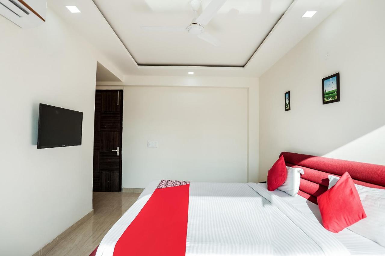 גורגאון Oyo 65118 Hotel Vatika מראה חיצוני תמונה