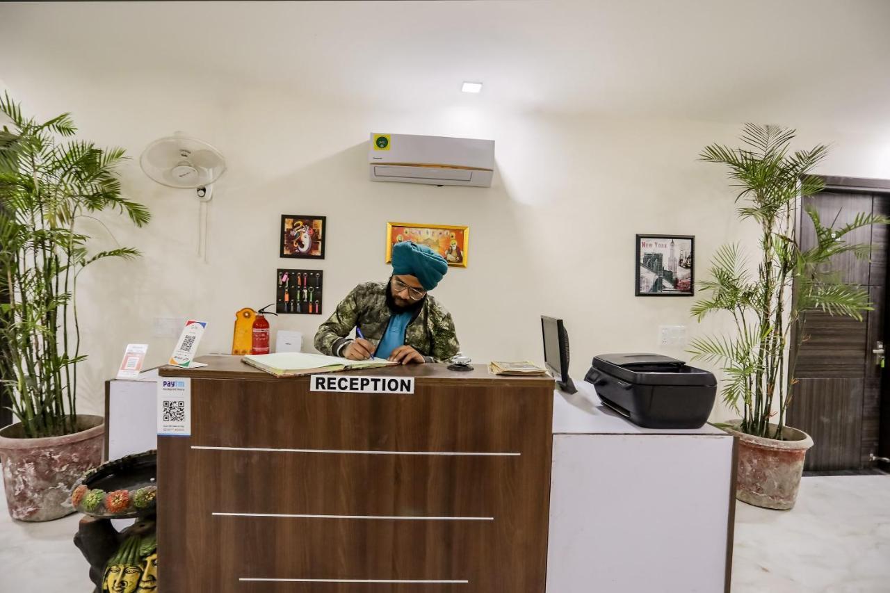 גורגאון Oyo 65118 Hotel Vatika מראה חיצוני תמונה